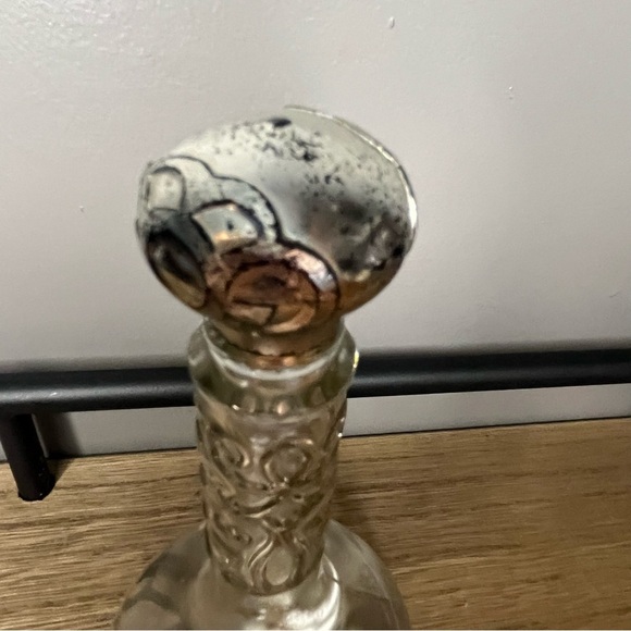 Vintage Avon perfume bottle. Could use a cleaning! - Picture 9 of 16